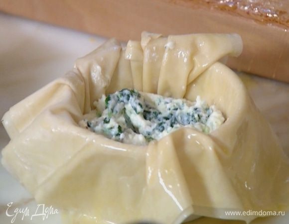 Разложить в формочки творожную начинку, затем кусочки моцареллы и соединить края теста, слегка скомкав их.