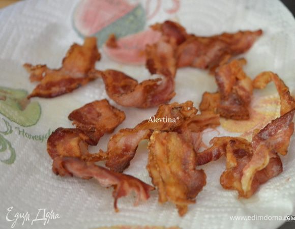 Ребра обжарить в жаровне, или на сковороде с толстым дном, сложить в жаровню/dutch oven / или в жаропрочное блюдо.
Затем обжарим бекон до хруста и выложим на тарелку с бумажным полотенцем.
