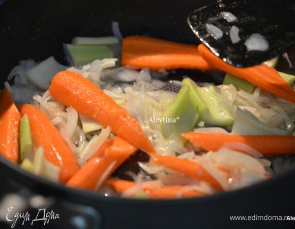 На этом же жире обжарим порубленный лук,порезанную морковь, порезанный сельдерей несколько минут. Сложим все поверх ребрышек ,зальем вином и говяжьим бульоном. Посыпаем прованскими травами.