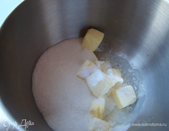 Мягкое масло, соду, рыхлитель, лим.сок, сахар, корицу взбить до состояния однородного крема