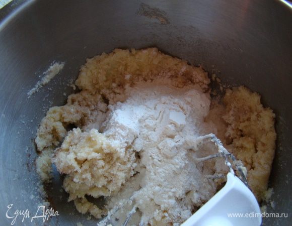 Добавить по одному яйца и 2 чашки муки - продолжать взбивать