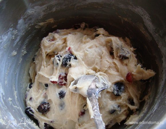 Всыпать чистый, распаренный изюм и клюкву - хорошо перемешать