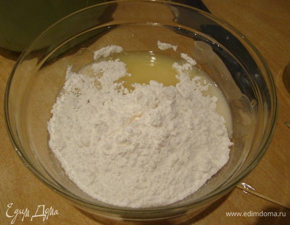 Покрыть глазурью (смешать все компоненты) дважды