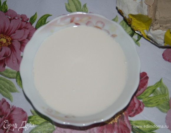 Замочить дрожжи в тёплом молоке и отставить на 5 мин.