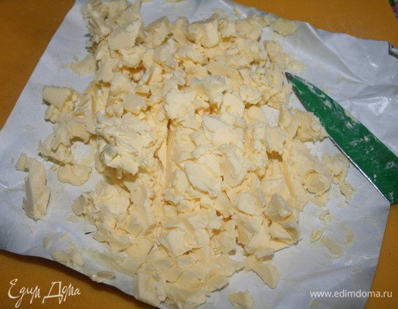 Масло порубить ножом до однородного состояния