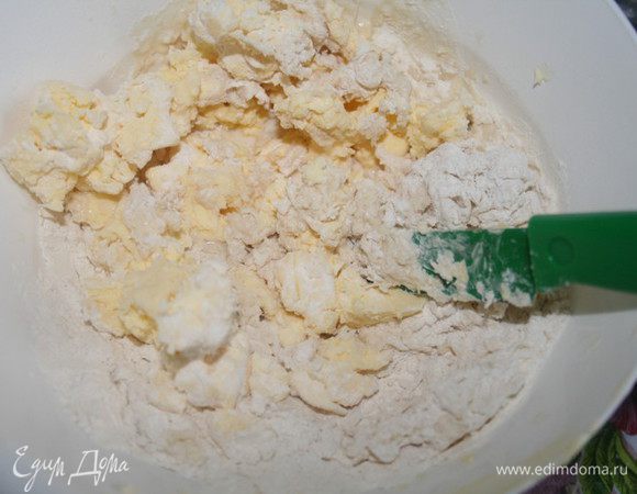 Затем добавить просеянную муку,масло и порубить ножом