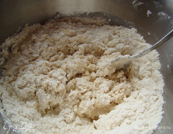 Влить готовую опару, добавить муку и 