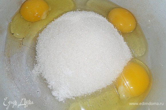 Сначала сварим заварной крем. Яйца 3 штуки венчиком взбить с сахаром и ванильным сахаром, добавить 2,5 ст. л. муки и хорошо перемешать, влить молоко.