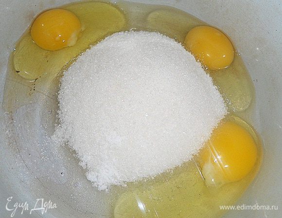 Сначала сварим заварной крем. Яйца 3 штуки венчиком взбить с сахаром и ванильным сахаром, добавить 2,5 ст. л. муки и хорошо перемешать, влить молоко.