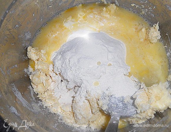 Яйца 3 штуки смешать с 1 ст. л. сахара, масло сливочное размягченное отдельно перемешать с половиной муки. К маслу влить яйца, добавить воду и коньяк, перемешать, всыпать остальную муку и замесить тесто.