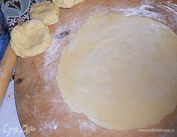 Тесто разделить на 8 - 10 частей (в зависимости от того, какие коржи диаметром вы будете делать) и раскатать каждую часть тонко, это очень просто, тесто очень эластичное и легко раскатывается.