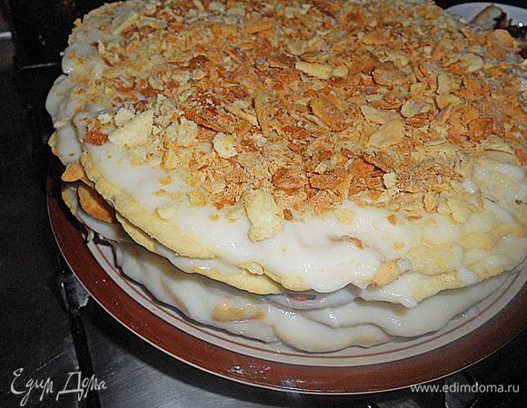 Выпекаются коржи очень быстро - 6-8 минут в разогретой духовке до 220 градусов, многие прокалывают тесто вилочкой, чтобы не вздувались пузырики на тесте, но я не прокалываю, с ними вкуснее.... Коржи остудить, один оставить для посыпки, остальные промазать кремом, верхний корж смазать кремом и посыпать измельченным коржом, который  откладывали