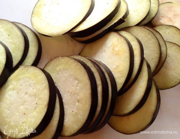 Нарезаем баклажаны кружочками. Посыпаем их солью и оставляем, пока баклажаны не начнут выпускать сок.