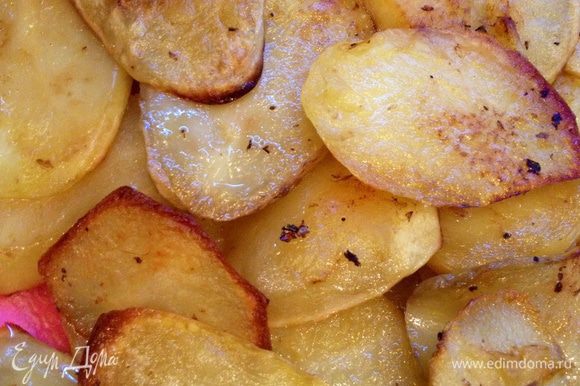 Очищенный картофель тоже нарезаем кружочками и обжариваем