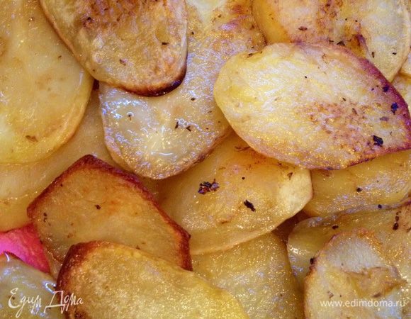 Очищенный картофель тоже  нарезаем кружочками и обжариваем