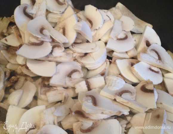 С грибами поступаем также ( нарезаем, обжариваем, но слегка)