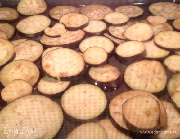 Перекладываем баклажаны на противень и обжариваем их в духовке 