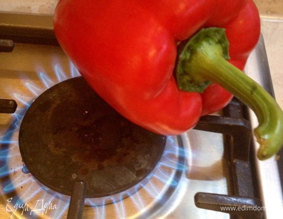 Болгарский перец обжариваем на открытом огне (как у меня на фото или можно поставить специальную железную сетку и обжарить на ней). Это нужно для запаха, да и кожицу так снять с перца гораздо проще