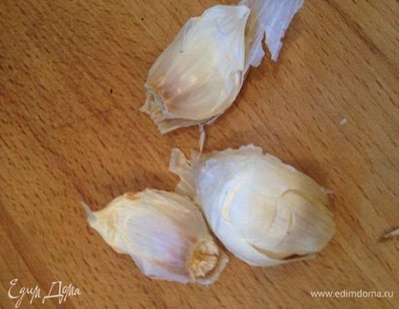 В это время очищаем чеснок 