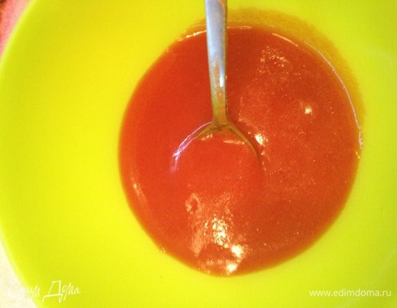 Разводим томатную пасту теплой водой 1:4