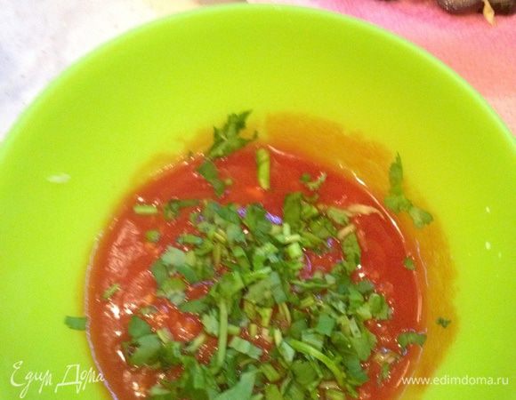 Добавляем в нее измельченный чеснок, мелко нарезанную кинзу ( пару стебельков)