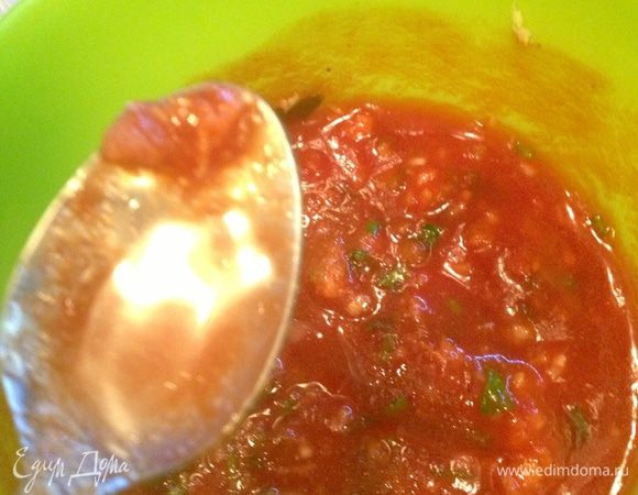 И уксус. Перемешиваем.