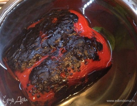 Ставим его в холодную воду и очищаем от кожицы и семян