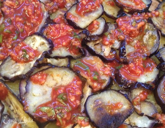 Перекладываем готовые овощи в посуду для духовки- картофель, баклажаны, заливаем томатным соусом