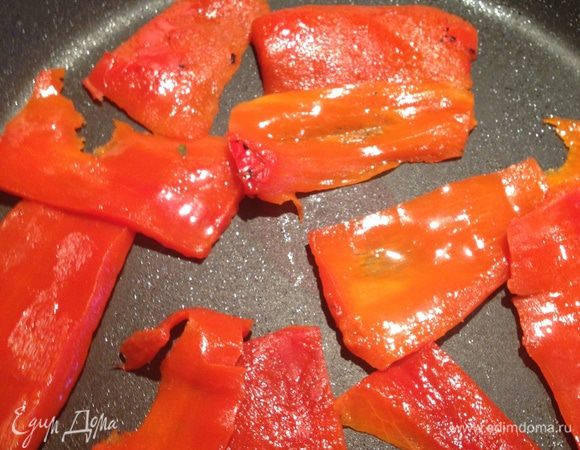 Нарезаем перец на несколько частей и еще немного обжариваем на сковороде без масла