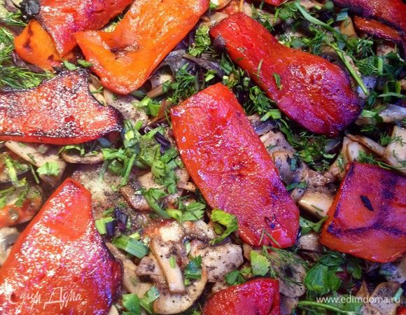 Овощи, политые соусом, посыпаем мелко нарезанной зеленью, грибами, перчим и выкладываем на них болгарский перец.