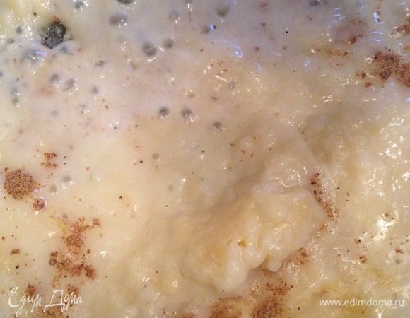 Добавляем кипящей воды (200-250 мл, я делала на глаз) и мускатного ореха