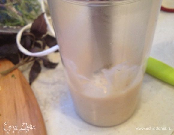 Дальше всё это взбиваем блендером, чтобы исчезли комочки, и туда же добавляем майонез