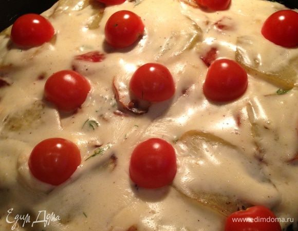 Выкладываем сверху разрезанные пополам помидорки и ставим в разогретую до 220 градусов духовку (у меня была включена функция духовка+гриль) на несколько минут