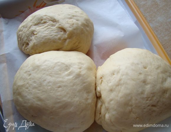 Разделить тесто на 3 части и оставить еще минут на 30-40.