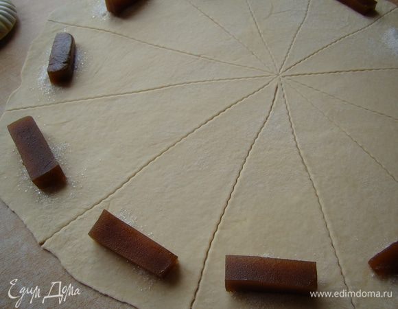 Раскатать тесто, разрезать на сегменты, выложить начинку, закрутить рогалики.