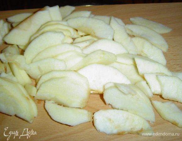 Яблоки очищаем и нарезаем дольками.