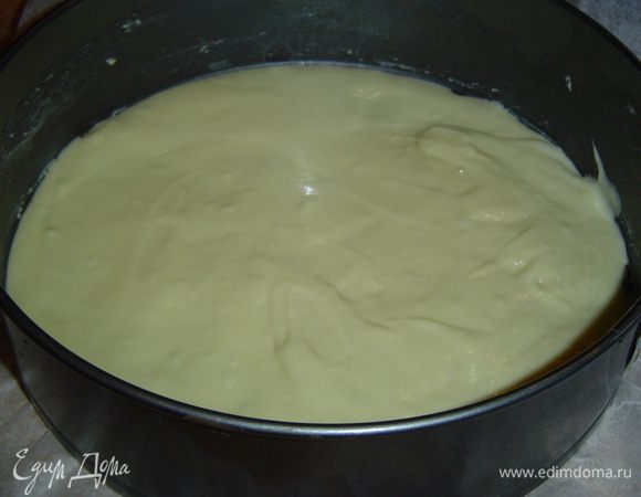 Форму смазываем сливочным маслом и выкладываем половину теста.