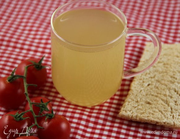 По словам шефа, главный секрет этой похлебки заключается в бульоне. Он рекомендует сварить его из рыбных костей с овощами (помидоры, лук-порей, лук, морковь, петрушка, пастернак) и белым вином. Варить надо долго - часов 5-7, затем процедить. Это я вам рассказала, как было в теории. Я пошла немного своим путем: я не могу себе позволить варить бульон так долго, потому что у нас дорогая электроэнергия и мы ее экономим по возможности. Поэтому я решила применить бульон, который приготовила ранее и заморозила, по рецепту http://www.edimdoma.ru/retsepty/50597-rybnyy-bulon-s-belym-vinom-timyanom-i-anisom. Хочу сказать, что с ним получилось очень хорошо, нам с мужем очень понравилось. Но анис я для себя в следующий раз исключаю, он тут лишний. Есть еще рецепт Али http://www.edimdoma.ru/retsepty/36190-rybnyy-bulon и от Вики http://www.edimdoma.ru/retsepty/35753-rybnyy-bulon. Из них вполне можно выбрать. Или можно приготовить по своему рецепту, главное - чтобы вам было вкусно. И, думаю, вино нужно добавлять в любом случае. Оно очень облагораживает вкус. Вот)) Это была самая важная часть. Дальше все просто.
