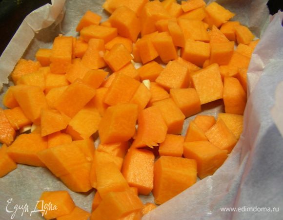 Для тыквенной заправки режем тыкву кубиками и запекаем вместе с рубленным зубчиком чеснока в духовке до мягкости (200 гр, минут 30).
