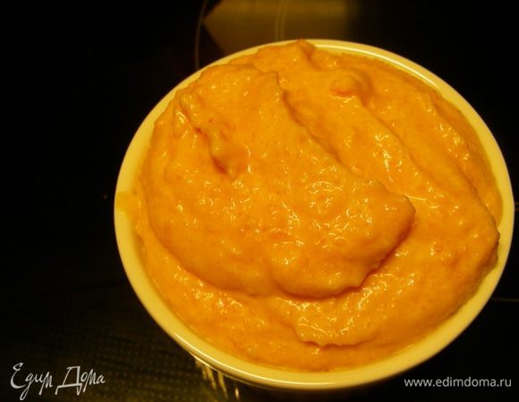 Даем ей остыть. Затем взбиваем ее блендером в пюре. Добавляем сметану, солим по вкусу. Перемешиваем.
