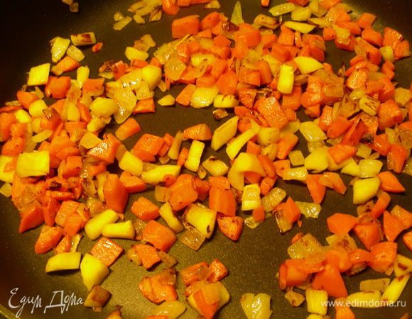Лук, морковь корень петрушки режем мелкими кубиками и обжариваем на растительном масле до мягкости.
