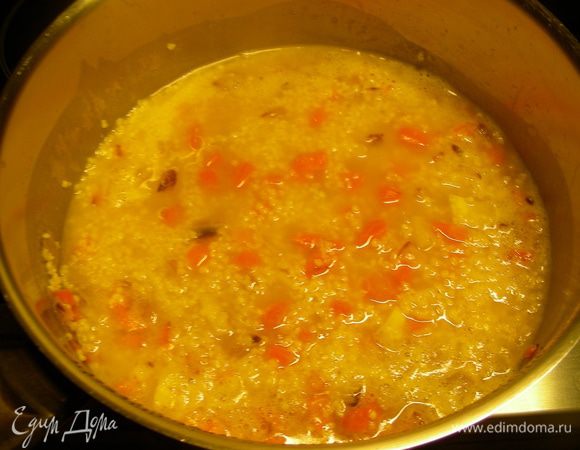 Пшено рекомендуется замочить на 4-5 часов в горячей воде. У нас тут некоторые крупы отличаются, так вот пшено у меня было несколько иное - оно готовится 10 минут, соответственно я его не замачивала. С пшена сливаем воду. Доводим бульон до кипения, добавляем крупу и варим до готовности минут 30 (или сколько написано на упаковке). Добавляем обжаренные овощи. Пшено разваривается и получается довольно густо, так что можно по вкусу добавить воды или бульона (я доливала немного воды).
