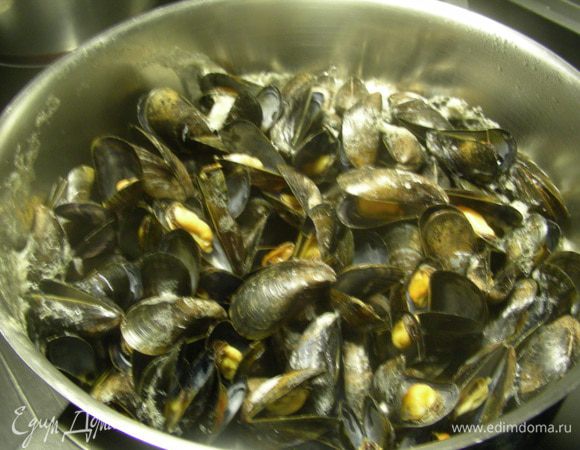 По рецепту мидии отвариваются на пару минуты 3, они должны открыться. Я их выложила в большую кастрюлю, добавила немного белого вина и так готовила минуты 3-5. Затем сок от них процедила и часть его добавила в похлебку. Лучше добавлять постепенно и пробовать, и так до желаемой интенсивности вкуса. 

