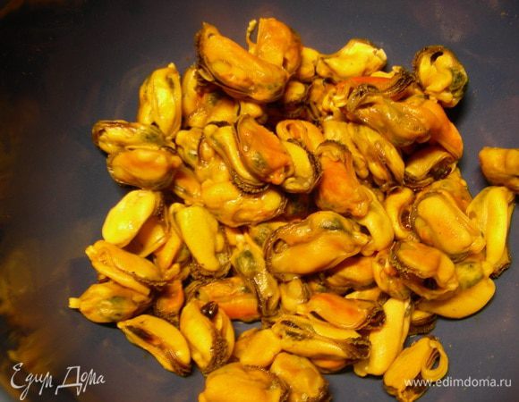 Большую часть мидий вынимаем из раковин. Немного оставляем для подачи. 
