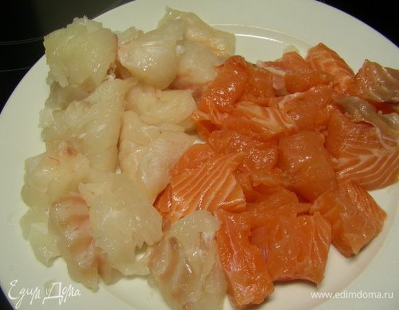 Филе рыбы режем средними кубиками и добавляем в суп. Готовим минуты 3-4. Добавляем мидии и снимаем с огня.
