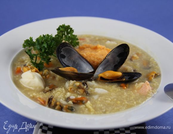 Разливаем похлебку по тарелкам, кладем 1-2 ст.л. тыквенной заправки. Украшаем мидиями в раковинах и петрушкой. И подаем. Приятного аппетита))
