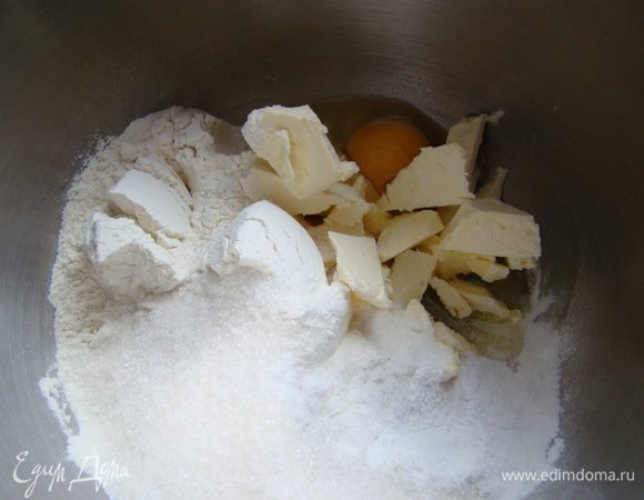 Смешиваем все ингредиенты (половина муки) для основы - растираем до однородного состояния (я делала в комбайне).