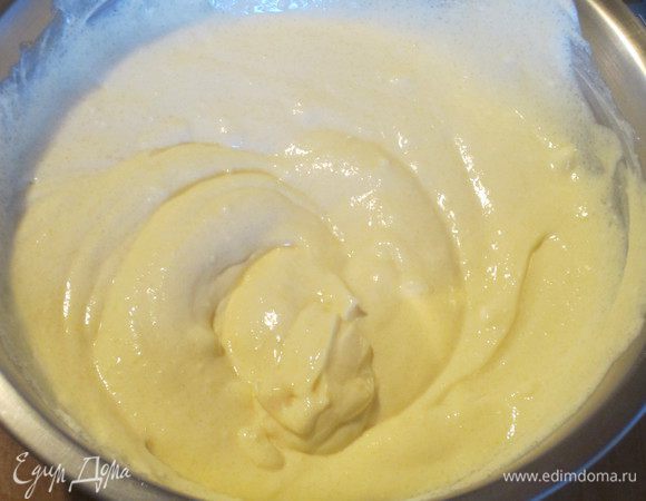 Творожная начинка: Тем временем приготовим творожную прослойку.Творог размешать с яичными желтками,сахаром,ванилином,щепоткой соли до кремообразного состояния.
