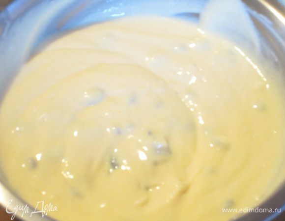 Всыпать порошок пудинга и изюм.Хорошо перемешать.