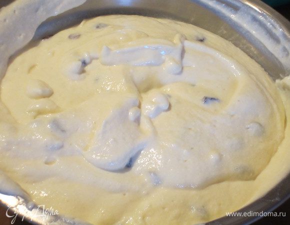 Взбить белки до устойчивых пиков и аккуратно ввести в творожную массу. Получившуюся массу распределить по коржу. Выпекать 60 минут при 180°С.